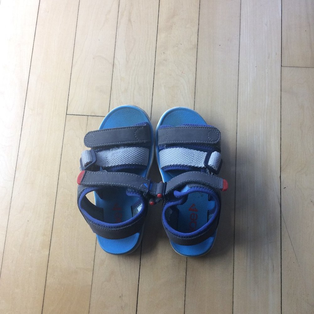 Plae Sandals